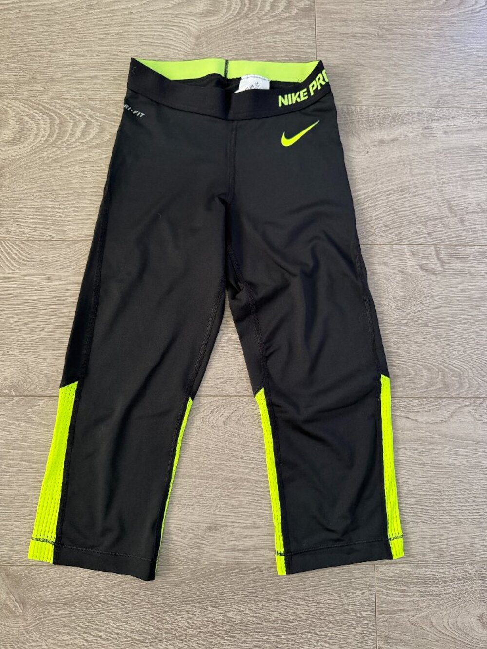 Nike women’s Dri FIT performance running leggings in black with tonal geometric